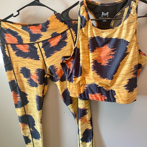 Athletic set / Activewear- 2XLarge top, Large bottom. Stretch for curves. 🔥 - Picture 2 of 2